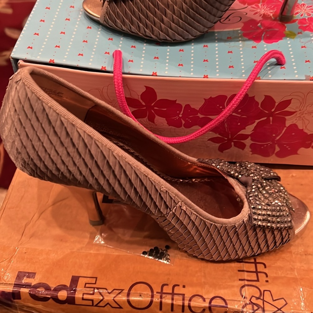 Poetic Licence Spectacle Pump with Jeweled Bow in Zinc Sz 8. NWT